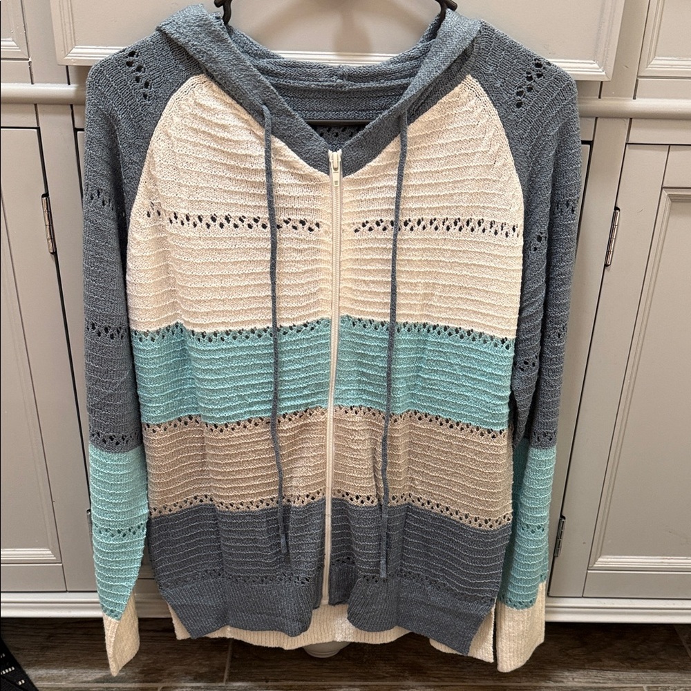 Lightweight hooded sweater 🦋